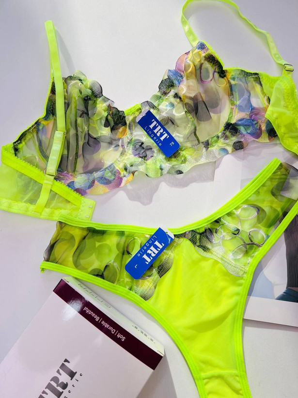 شورت و سوتین زنانه