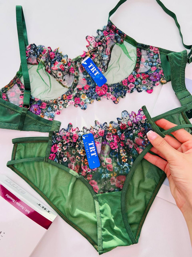 شورت و سوتین زنانه فانتزی طرح گل های بلندر