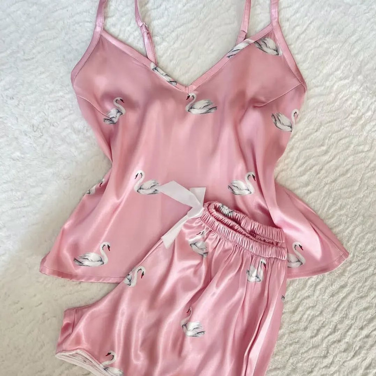 تاپ و شلوارک ساتنی فانتزی طرح قلبی گلدوزی