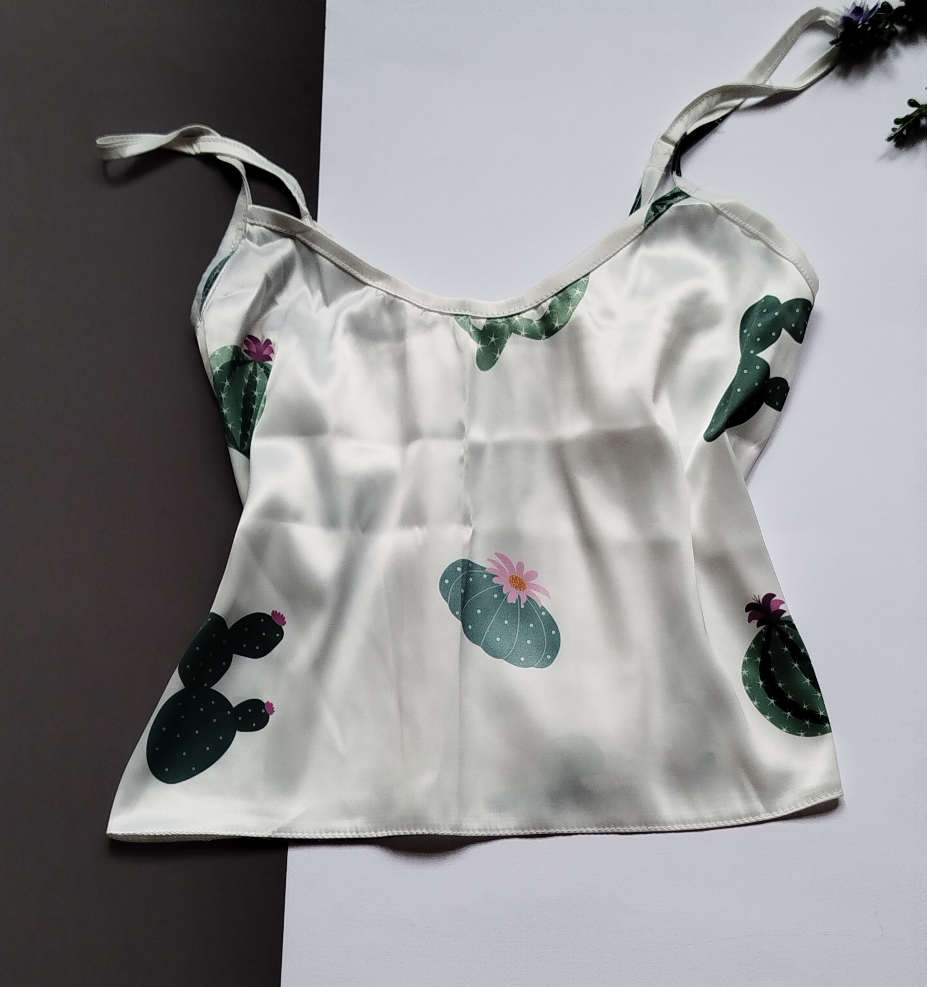 ست کراپ و شلوارک ساتنی فانتزی طرح کاکتوس