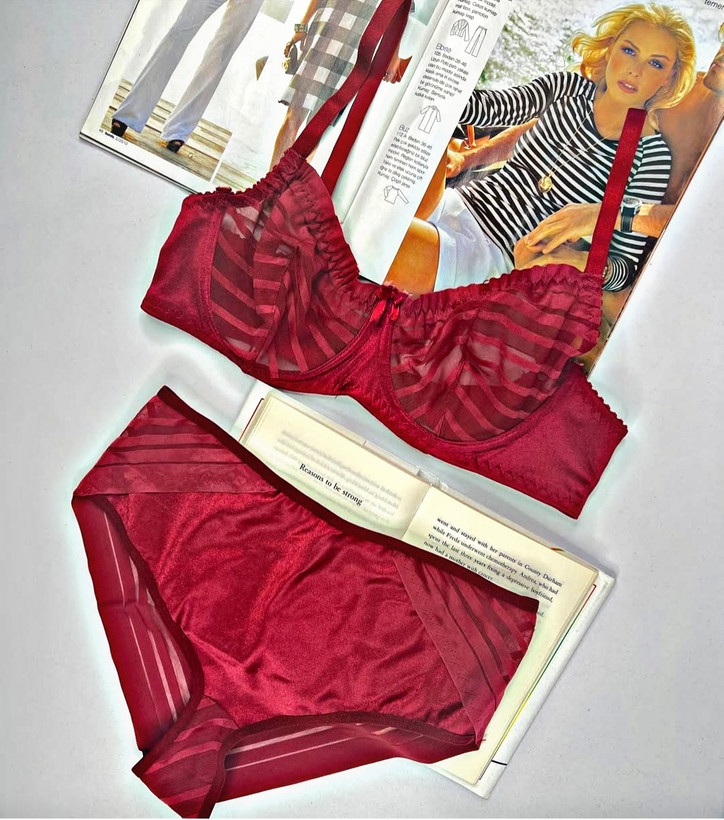 ست شورت و سوتین زنانه طرح اتوبانی زرشکی