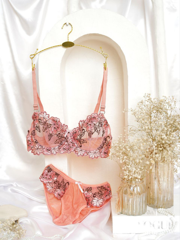 ست شورت و سوتین زنانه فانتزی طرح گلدار گلدوزی شده