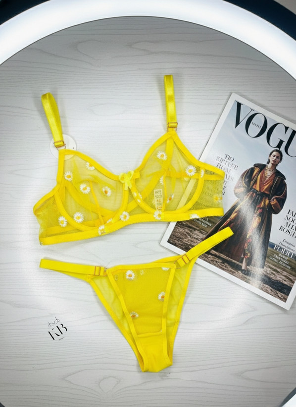 ست شورت و سوتین زنانه طرح گل بابونه زرد رنگ