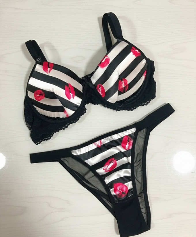 ست شورت و سوتین زنانه اسفنجی طرح kiss 💋